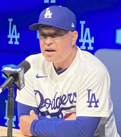 試合後に会見を行うロバーツ監督（撮影・小林信行）