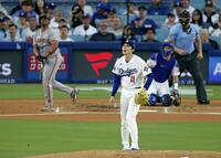 　ジャイアンツ戦の２回、ディバースにソロ本塁打を浴びたドジャース・佐々木＝ロサンゼルス（共同）