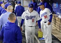 　ジャイアンツ戦の６回途中、降板しベンチに戻ったドジャース・佐々木＝ロサンゼルス（共同）
