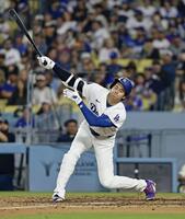 　ジャイアンツ戦の５回、空振り三振に倒れるドジャース・大谷＝ロサンゼルス（共同）