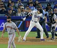 　ジャイアンツ戦の５回、空振り三振に倒れたドジャース・大谷。投手マクドナルド＝ロサンゼルス（共同）