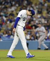 　ジャイアンツ戦の６回、２点二塁打を打たれたドジャース・佐々木＝ロサンゼルス（共同）