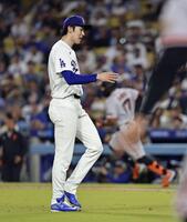 　ジャイアンツ戦の６回、ラモス（奥）に２点二塁打を打たれたドジャース・佐々木＝ロサンゼルス（共同）