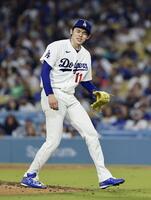 　ジャイアンツ戦の６回、２点二塁打を打たれたドジャース・佐々木＝ロサンゼルス（共同）