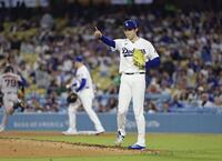 　ジャイアンツ戦の５回、好守の三塁手マンシーを指さすドジャース・佐々木＝ロサンゼルス（共同）