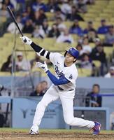 　ジャイアンツ戦の９回、空振り三振に倒れるドジャース・大谷＝ロサンゼルス（共同）