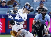 　ジャイアンツ戦の９回、空振り三振に倒れるドジャース・大谷＝ロサンゼルス（共同）