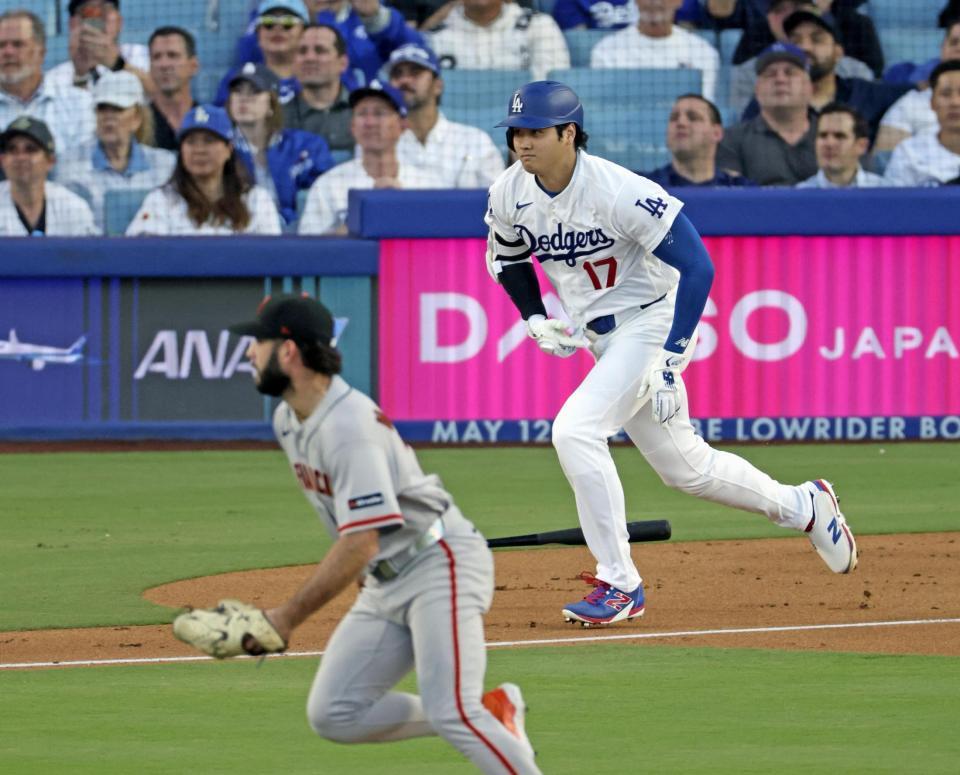 　ジャイアンツ戦の１回、一ゴロに倒れたドジャース・大谷。投手マクドナルド＝ロサンゼルス（共同）