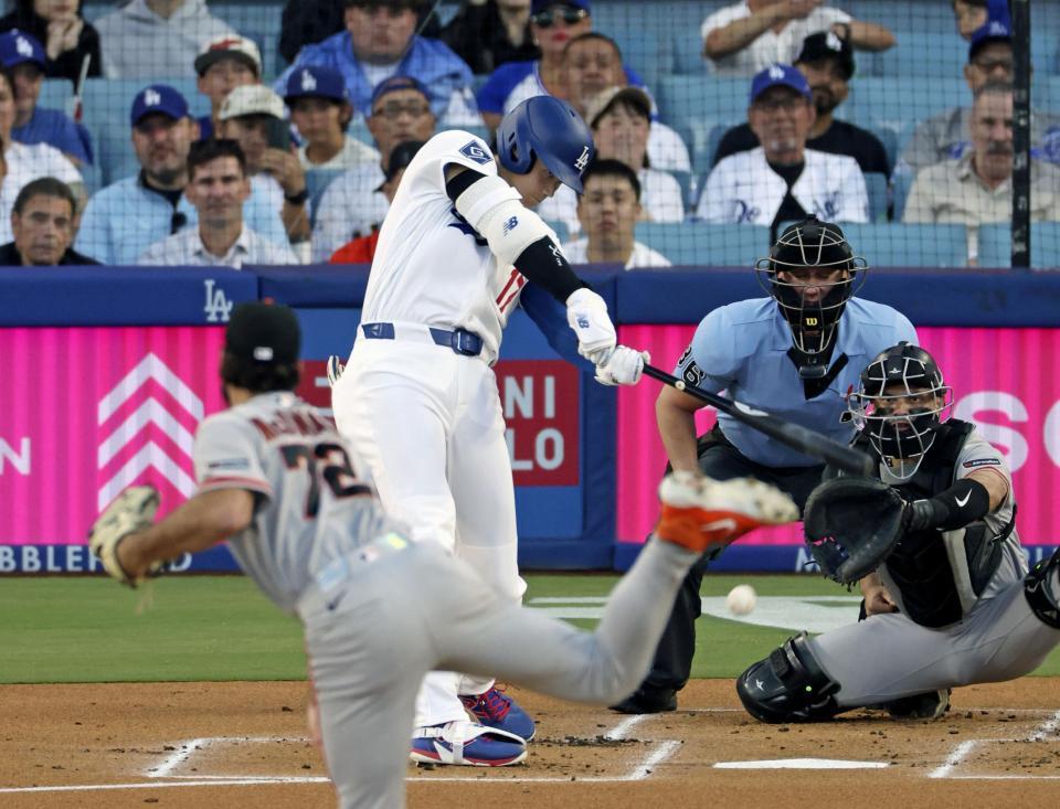 　ジャイアンツ戦の１回、一ゴロに倒れるドジャース・大谷。投手マクドナルド＝ロサンゼルス（共同）