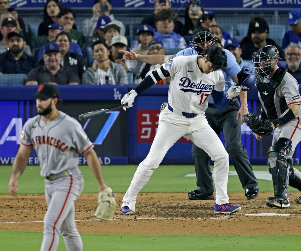 　ジャイアンツ戦の５回、空振り三振に倒れたドジャース・大谷。投手マクドナルド＝ロサンゼルス（共同）