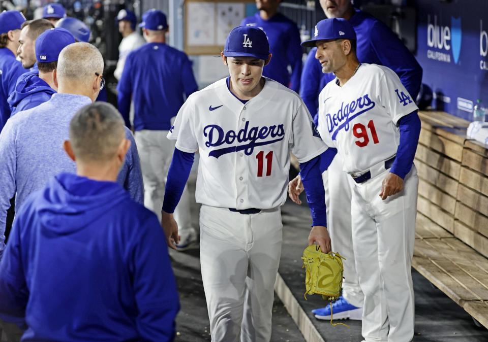 　ジャイアンツ戦の６回途中、降板しベンチに戻ったドジャース・佐々木＝ロサンゼルス（共同）