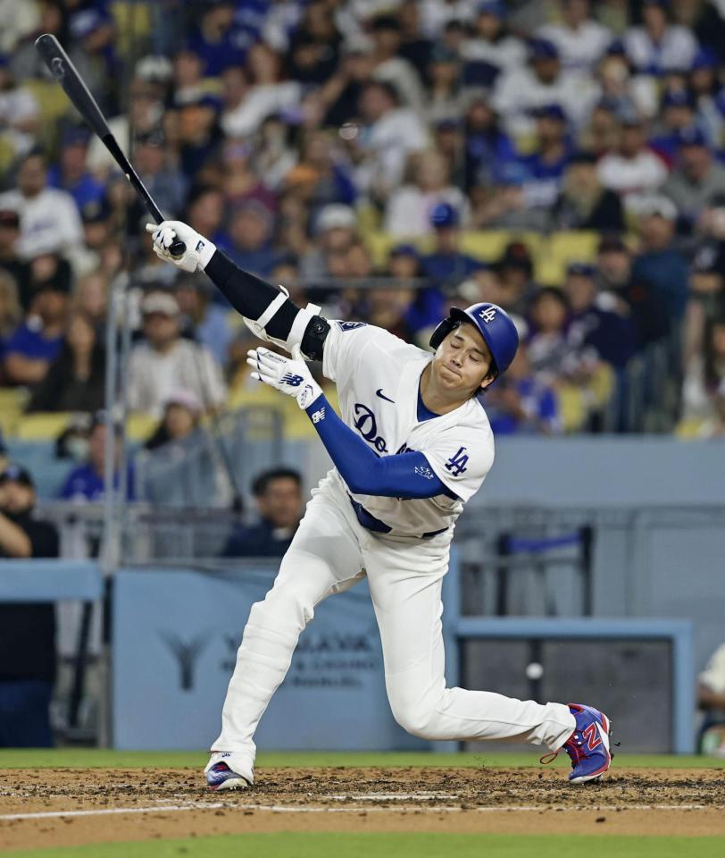 　ジャイアンツ戦の５回、空振り三振に倒れるドジャース・大谷＝ロサンゼルス（共同）