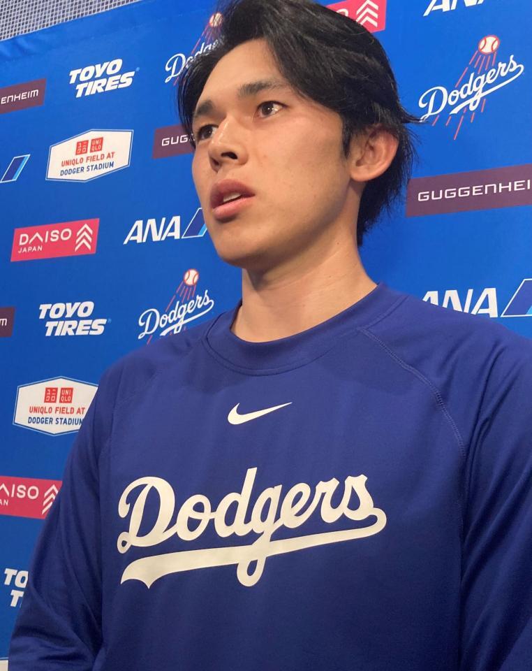 試合後に取材に応じるドジャース・佐々木朗希投手（撮影・小林信行）