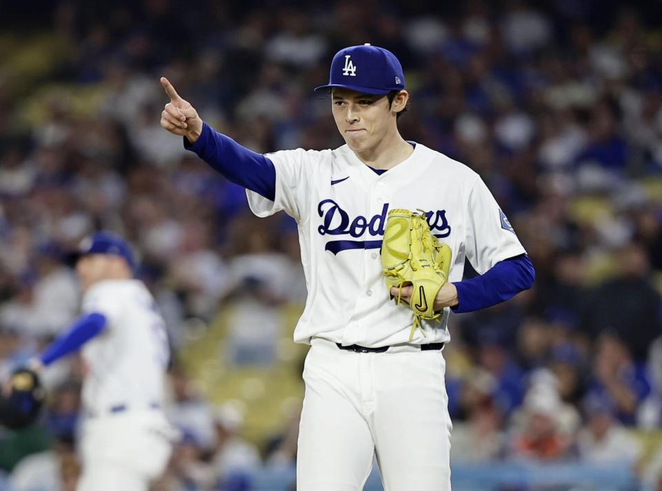 　ジャイアンツ戦の５回、好守の三塁手マンシーを指さすドジャース・佐々木＝ロサンゼルス（共同）