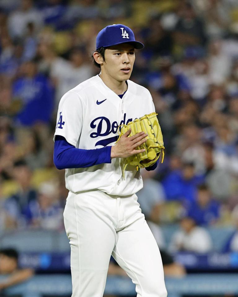 　ジャイアンツ戦の４回を投げ終え、グラブをたたきながらベンチに戻るドジャース・佐々木＝ロサンゼルス（共同）