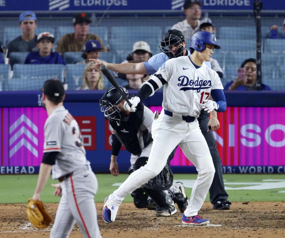 　ジャイアンツ戦の９回、空振り三振に倒れたドジャース・大谷＝ロサンゼルス（共同）