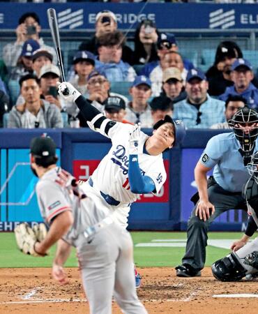 　５回、空振り三振に倒れるドジャース・大谷（共同）