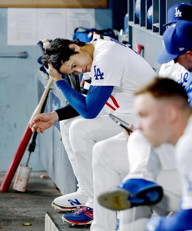　９回、ベンチに座る大谷（共同）