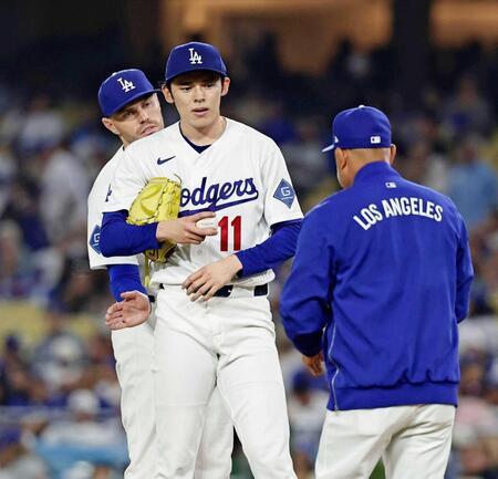 　６回途中、降板する佐々木。右はロバーツ監督（共同）