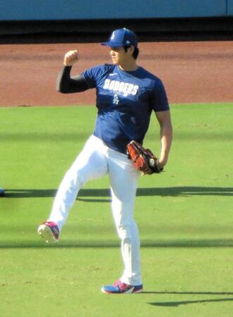 　試合前練習でキャッチボールを行う大谷（撮影・小林信行）
