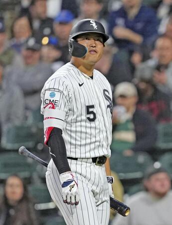 ５回、見逃し三振に倒れた村上（共同）