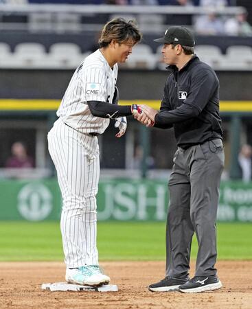 　ロイヤルズ戦の３回、後続の四球で二進し塁審に握手であいさつする一走村上（共同）