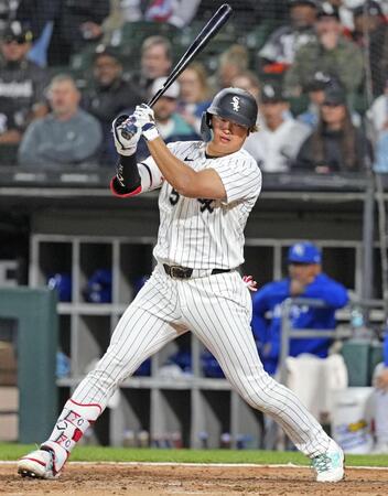 ７回、空振り三振に倒れた村上（共同）