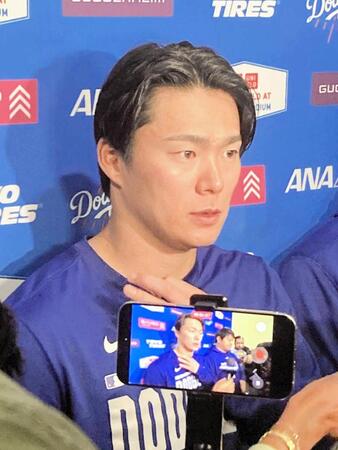 　試合後、報道陣の質問に答える山本（撮影・小林信行）