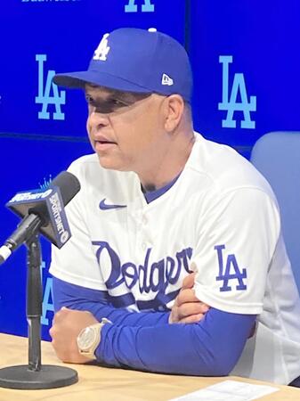　試合後、大谷の投手専念出場を明言したロバーツ監督（撮影・小林信行）
