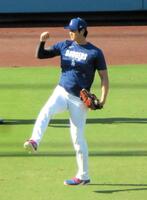 　試合前練習でキャッチボールを行う大谷（撮影・小林信行）