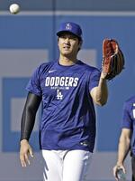 　キャッチボールする大谷（共同）