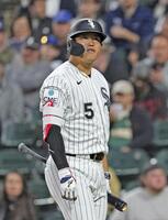 ５回、見逃し三振に倒れた村上（共同）