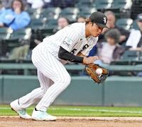 　２回、コリンズのゴロを処理する一塁手村上（共同）
