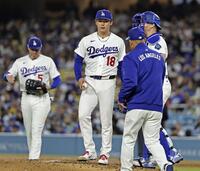 　ジャイアンツ戦の７回途中、降板する山本（18）＝共同