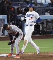 　ジャイアンツ戦の９回、二ゴロに倒れ最後の打者となった大谷（共同）