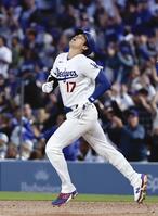 　ジャイアンツ戦の３回、７号ソロを放ち塁を回る大谷（共同）