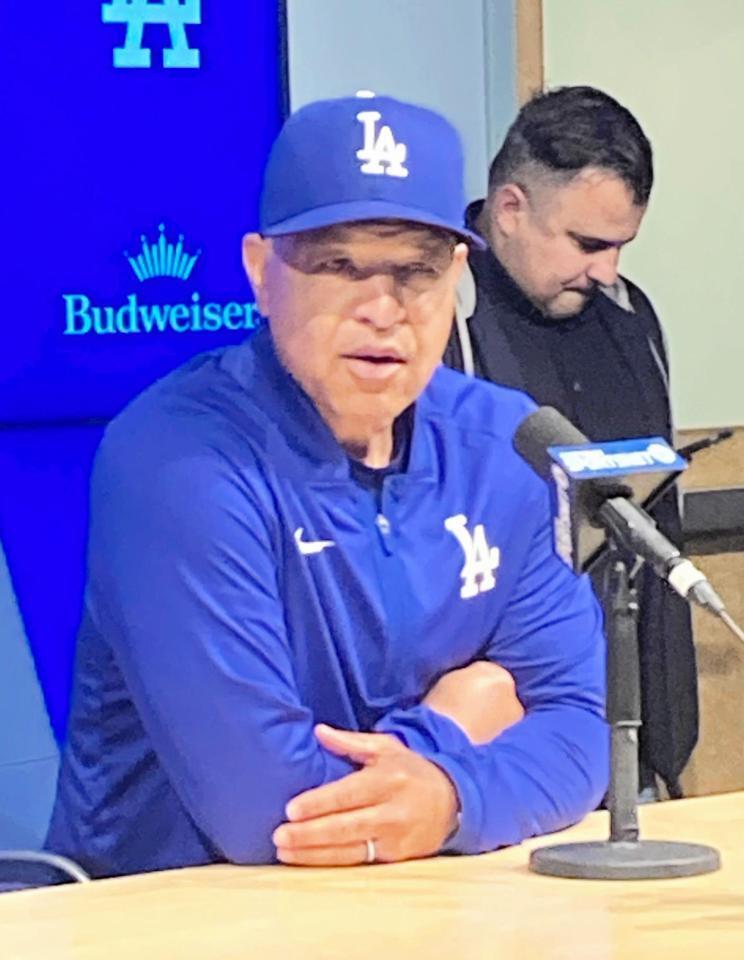 　試合前会見で大谷の休養日を明言したロバーツ監督（撮影・小林信行）