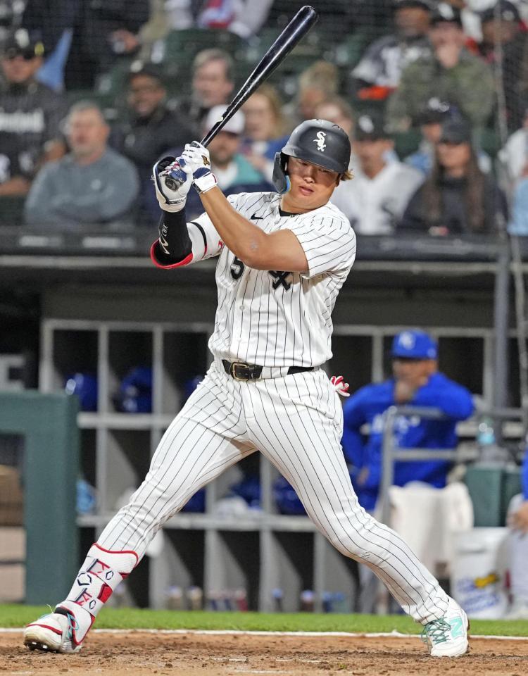 ７回、空振り三振に倒れた村上（共同）