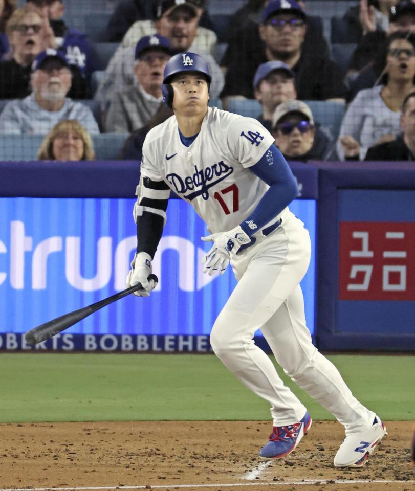 　ジャイアンツ戦の３回、７号ソロを放つ大谷（共同）