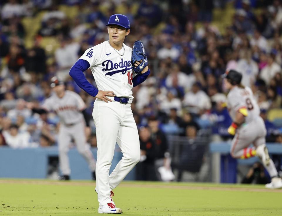 　ジャイアンツ戦の５回、ベーダーに本塁打を打たれた山本（共同）