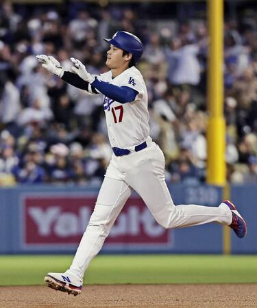 　ジャイアンツ戦の３回、７号ソロを放ち塁を回る大谷（共同）