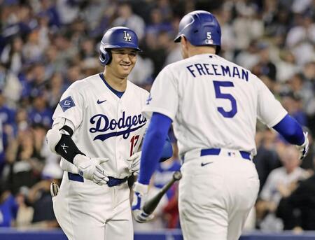 　ジャイアンツ戦の３回、７号ソロを放ち、フリーマン（右）に迎えられる大谷（共同）