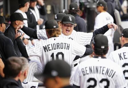 試合前、ベンチでチームメートと盛り上がる村上（共同）