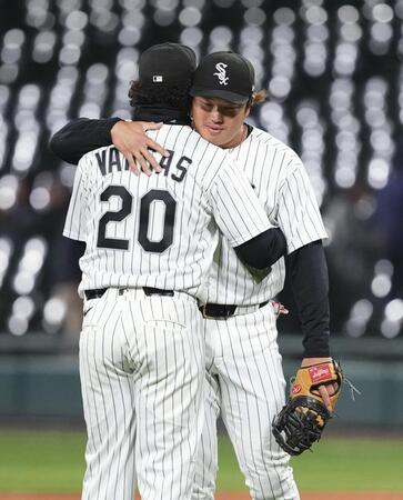 勝利しバルガス（左）と抱き合う村上（共同）