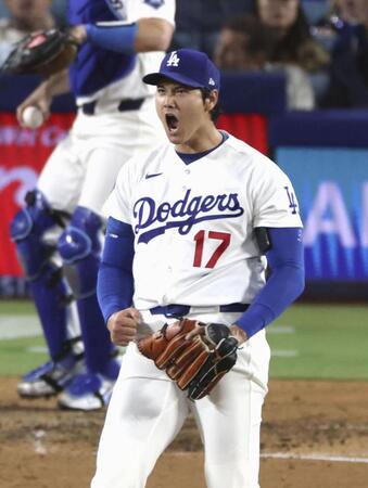 ６回、ディバースを空振り三振に仕留め声を上げる大谷（共同）