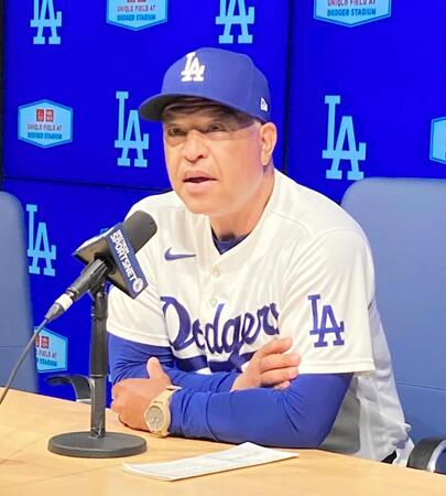 試合後、大谷について語るロバーツ監督（撮影・小林信行）