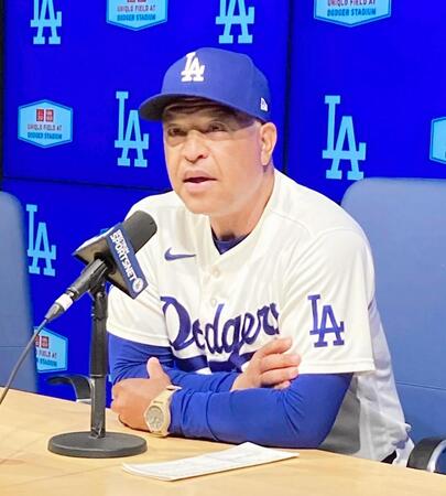 試合後の会見で大谷について熱弁を振るうロバーツ監督（撮影・小林信行）