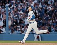 　３回、７号ソロを放ち、塁を回る大谷（共同）