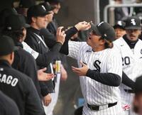 試合前、ベンチでチームメートと盛り上がる村上（共同）