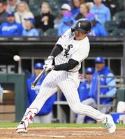 ４回、中飛に倒れる村上（共同）